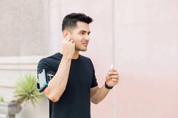 Jovem Atraente Usando Fones Ouvido Antes Correr — Fotografia de Stock