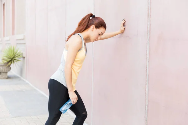 Atleta Mujer Agotada Apoyada Pared Después Del Entrenamiento Ciudad —  Fotos de Stock