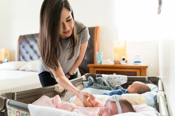 Madre Mirando Los Bebés Dormidos Dormitorio Casa — Foto de Stock