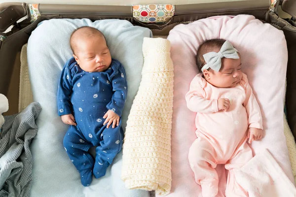 Vista Ángulo Alto Adorables Bebés Gemelos Durmiendo Cama Casa — Foto de Stock