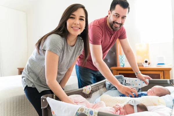 Parents Heureux Avec Des Bébés Jumeaux Dans Chambre Coucher Maison — Photo