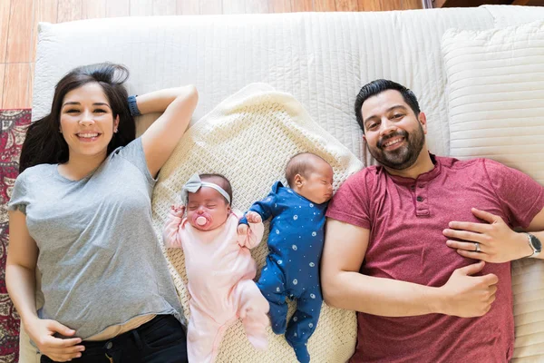 Blick Von Oben Auf Glückliche Eltern Die Mit Zwillingsbabys Hause — Stockfoto