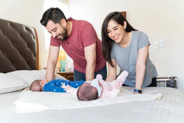 Sorrindo Mãe Filha Brincando Com Bebês Cama Casa — Fotografia de Stock