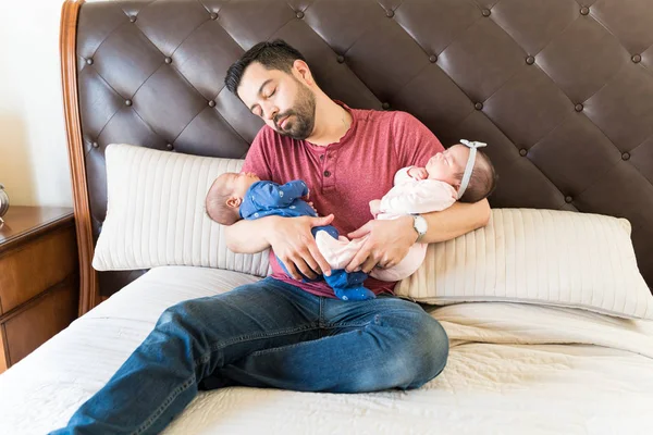 Uitgeput Vader Vervoert Tweelingkinderen Terwijl Rusten Bed — Stockfoto