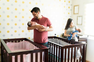 Latin seven anne evde beşik ile ikiz bebekleri taşıyan