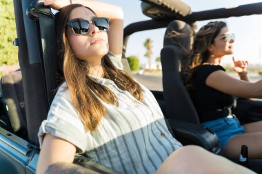 Genç kadın yaz aylarında kadın arkadaşı ile yol gezisi tadını çıkarırken rahatlatıcı