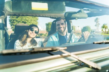 Seyahat sırasında Suv boş vakit geçiren İspanyol aşıkların Portresi