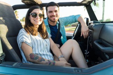 Mutlu genç Latin çift yolculuk için Suv oturan