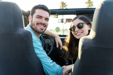 Gülümseyen genç yol seyahati ortakları yaz aylarında zevk