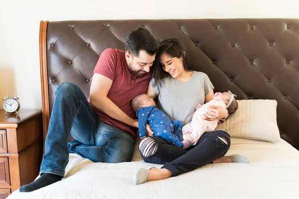 Glückliche Eltern Mit Ihren Kindern Die Sich Schlafzimmer Entspannen — Stockfoto