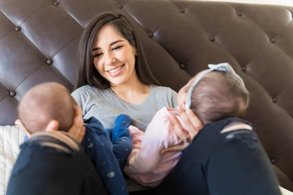 Mãe Feliz Olhando Para Bebês Gêmeos Quarto — Fotografia de Stock