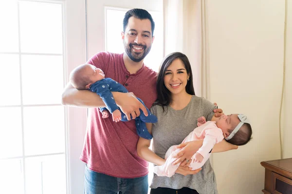 Sonrientes Padres Orgullosos Llevando Bebés Gemelos Casa — Foto de Stock