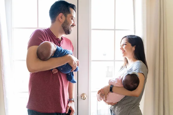 Mid Volwassen Ouders Doorbrengen Vrije Tijd Met Baby Thuis — Stockfoto