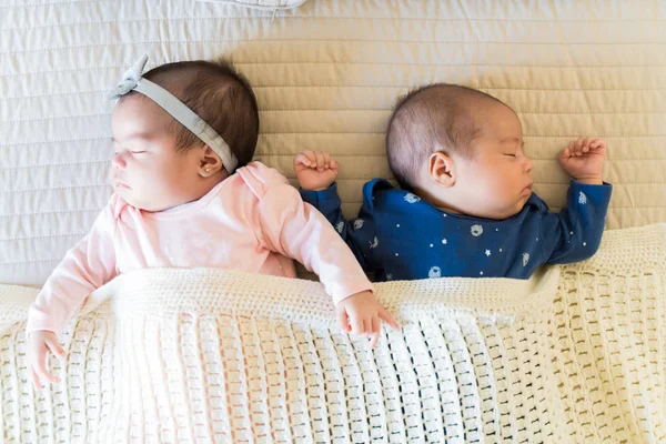 Vista Ángulo Alto Lindos Gemelos Latinos Recién Nacidos Durmiendo Juntos — Foto de Stock