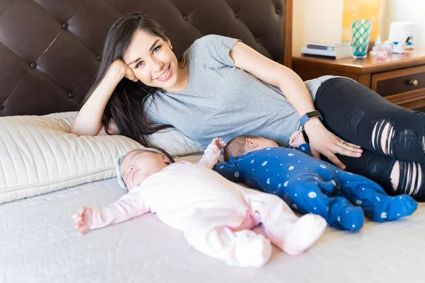 Sorrindo Orgulhoso Mãe Deitada Com Bebês Dormindo Cama Casa — Fotografia de Stock