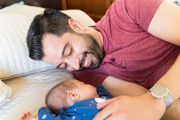 Uśmiechnięty Ojciec Patrzy Przetargu Baby Boy Łóżku — Zdjęcie stockowe