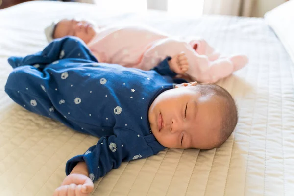 Sevimli Ikiz Bebekler Yatak Odasında Yatakta Huzur Içinde Uyku — Stok fotoğraf