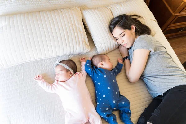 Hoge Hoek Uitzicht Van Moeder Slapen Met Tweelingen Bed — Stockfoto