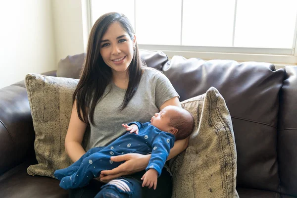 Mooie Lachende Moeder Draagt Slapende Baby Jongen Bank — Stockfoto