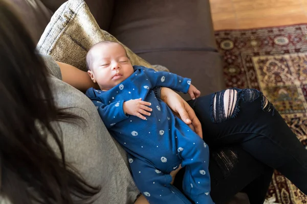 Sudut Tinggi Vie Ibu Membawa Bayi Lucu Sofa — Stok Foto