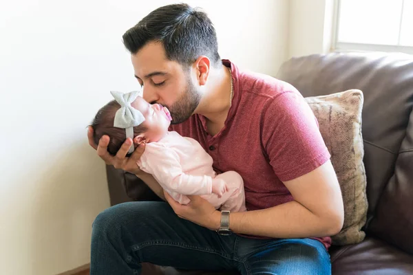Hispanic Mid Volwassen Man Zoenen Pasgeboren Baby Terwijl Zittend Bank — Stockfoto
