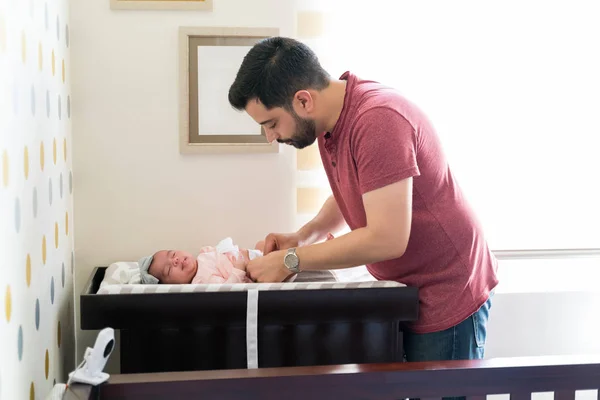 Pai Hispânico Mudando Fralda Filha Recém Nascida — Fotografia de Stock