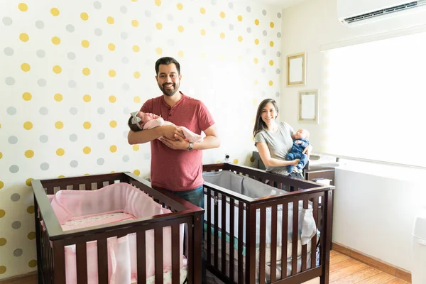 Padres Hispanos Llevando Gemelos Recién Nacidos Durmiendo Mientras Están Pie — Foto de Stock