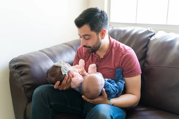 Papá Adulto Cuidando Los Niños Recién Nacidos Sofá Casa — Foto de Stock