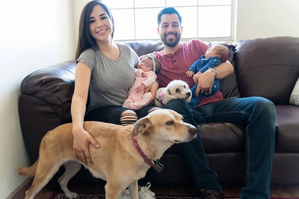 Lycklig Familj Fyra Med Deras Sällskapsdjur Hund Utgiften Fritid Här — Stockfoto