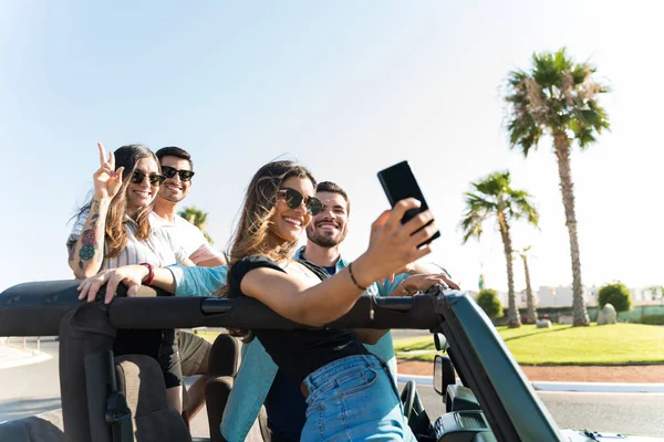 Uśmiechnięta Kobieta Biorąc Selfie Bestie Samochodzie 4X4 Plaży — Zdjęcie stockowe