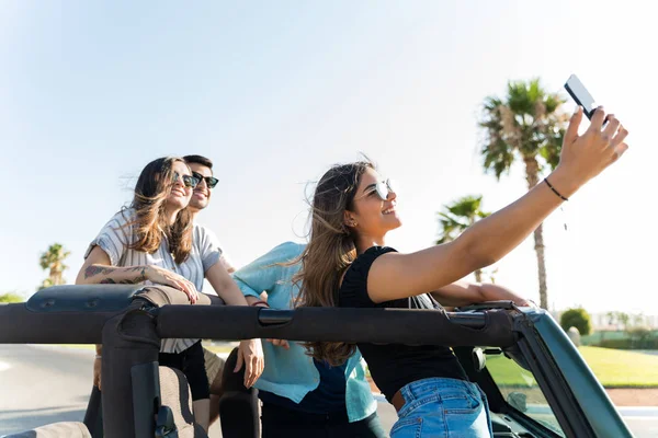 Piękna Kobieta Biorąc Selfie Przyjaciółmi Suv Plaży Latem — Zdjęcie stockowe