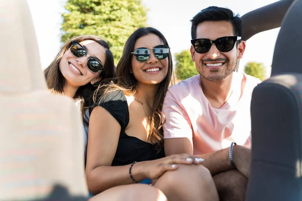 Sonriendo Amigos Sentados Juntos Suv Durante Viaje Por Carretera —  Fotos de Stock