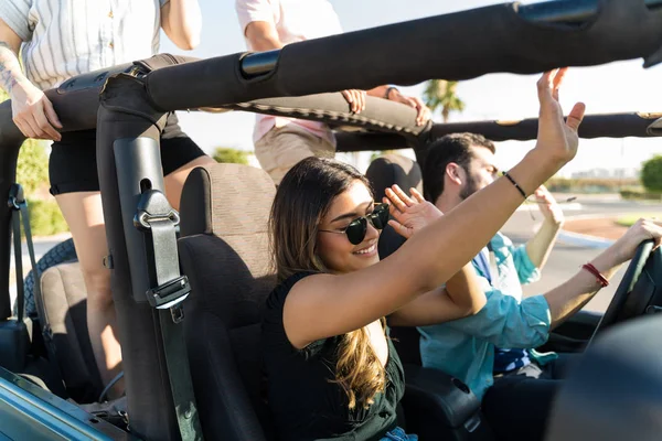 Mujer Latina Disfrutando Música Durante Viaje Por Carretera Con Amigos —  Fotos de Stock