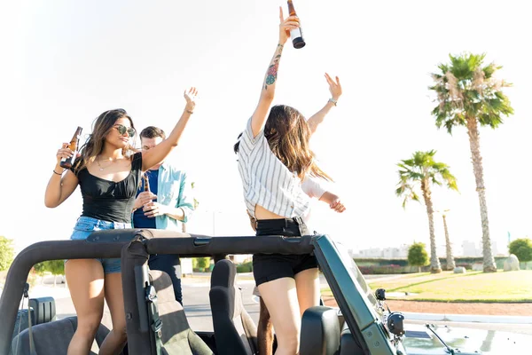 Amigos Bailando Mientras Toman Cerveza Suv Playa Durante Verano — Foto de Stock