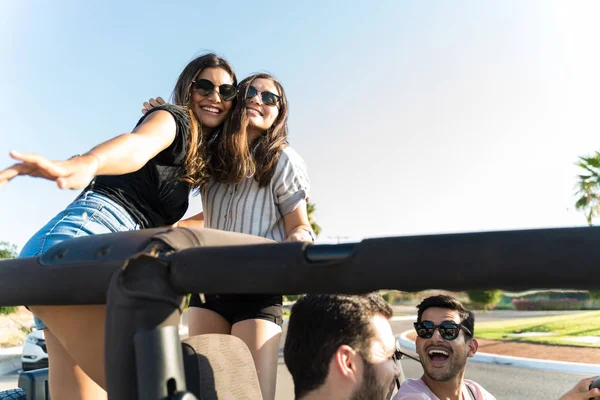 Felices Amigos Latinos Bailando Durante Viaje Por Carretera Verano — Foto de Stock