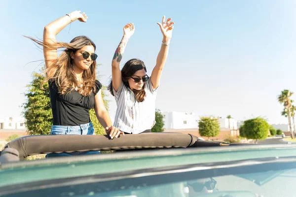 Besties Femeninas Bailando Sobre Música Vehículo 4X4 Durante Verano — Foto de Stock