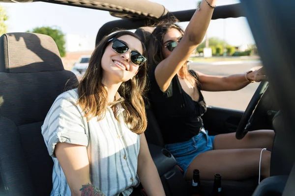 Sonriendo Hermosas Mujeres Disfrutando Viaje Verano Juntos Suv —  Fotos de Stock