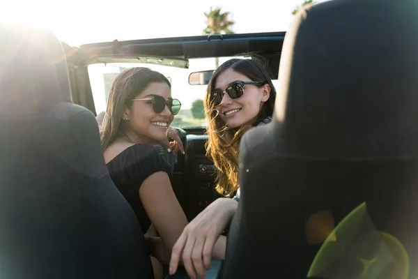 Sorrindo Mulheres Bonitas Desfrutando Viagem Verão Juntos Suv — Fotografia de Stock