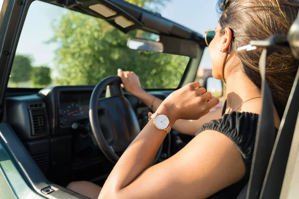 Mujer Conduciendo Suv Durante Viaje Verano — Foto de Stock