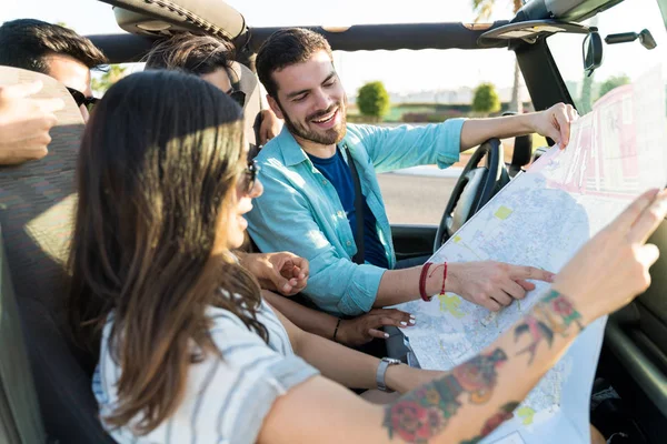 Happy Friends Lees Kaart Tijdens Het Zitten Suv Tijdens Zomer — Stockfoto