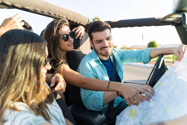 Amigos Hombres Mujeres Mirando Mapa Durante Viaje Por Carretera —  Fotos de Stock