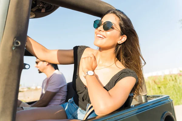 Mujer Atractiva Sonriente Sentada Vehículo 4X4 Con Amigo Durante Viaje — Foto de Stock
