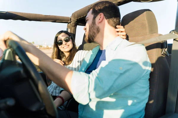 Χαμογελαστή Γυναίκα Ταξιδεύει Αγόρι Της Suv Την Ηλιόλουστη Μέρα — Φωτογραφία Αρχείου