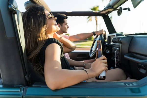 Mujer Sonriente Disfrutando Cerveza Mientras Divierte Durante Viaje Por Carretera — Foto de Stock