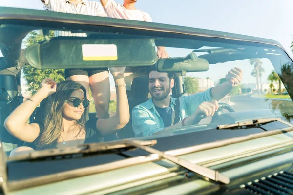 Amigos Hispanos Bailando Mientras Están Sentados Suv Viaje — Foto de Stock