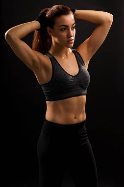 Izole arka plan karşı egzersiz önce Pretty kadın sıkma at kuyruğu