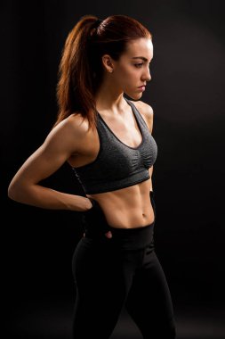 İzole arka plan karşı kalça elleri ile ayakta iken uzak bakıyor Charming kadın