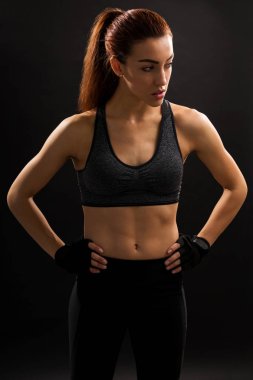 Düz arka plan karşı spor sıkı abs ile emin güzel kadın