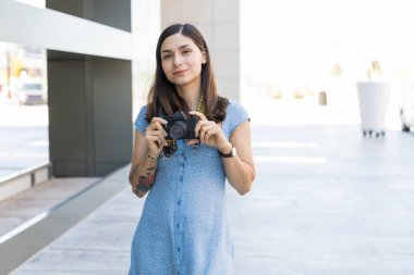 Alışveriş merkezinde kamera ayakta emin Latin fotoğrafçı