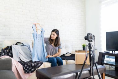 Pretty genç moda blogger evde kamera bir video yayın